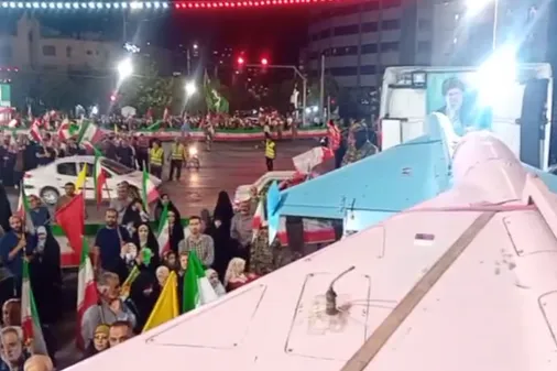 حضور کاروان اقتدار هوافضا و پهپاد کرار و شاهد در میدان خیابان سه راه سیمین اصفهان و حضور گسترده مردم مبعوث شده