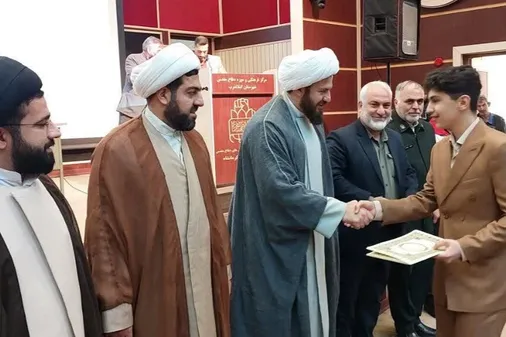 تجلیل از نخبه قرآنی گیلانغرب توسط مسئولین سپاه گیلانغرب