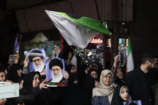 سیلِ جمعیت مردم محمدشهر در محله ولدآباد در ششمین شب از جنگِ تحمیلیِ سوم