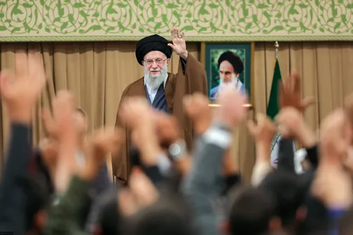 همکاری با ایران با همکاری و کمک آمریکا به رژیم صهیونی ملعون سازگار نیست