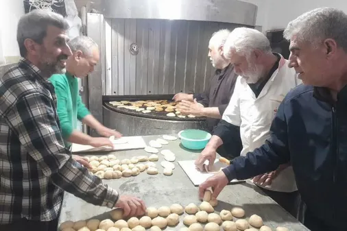توزیع روزانه ۱۲۰۰ فطیر توسط مواکب ماهدشت میان رزمندگان و شرکت&zwnj;کنندگان در اجتماعات