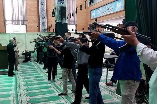 برگزاری آموزش سلاح و اجرای صف جمع جانفدایان گردان رزم مشکین&zwnj;دشت شهرستان فردیس