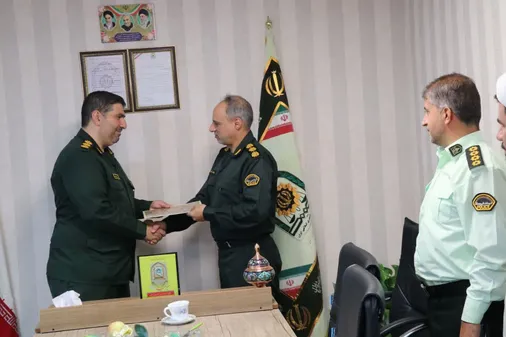 تجلیل فرمانده ناحیه مقاومت بسیج امام زمان(عج)، از کارکنان خدوم انتظامی شهرستان طالقان