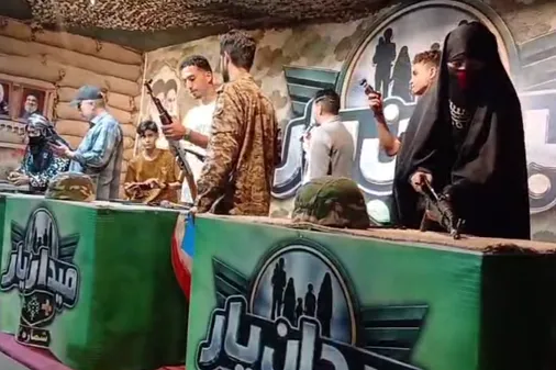 شور و نشاط شبانه در محمدشهر؛ برگزاری مسابقات جذاب میدان&zwnj;یار در جوار مسجد جامع