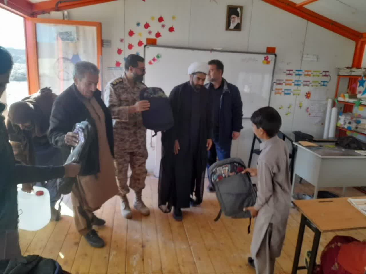 اهدای ۳۰۰ بسته لوازم‌التحریر به دانش‌آموزان مناطق محروم
