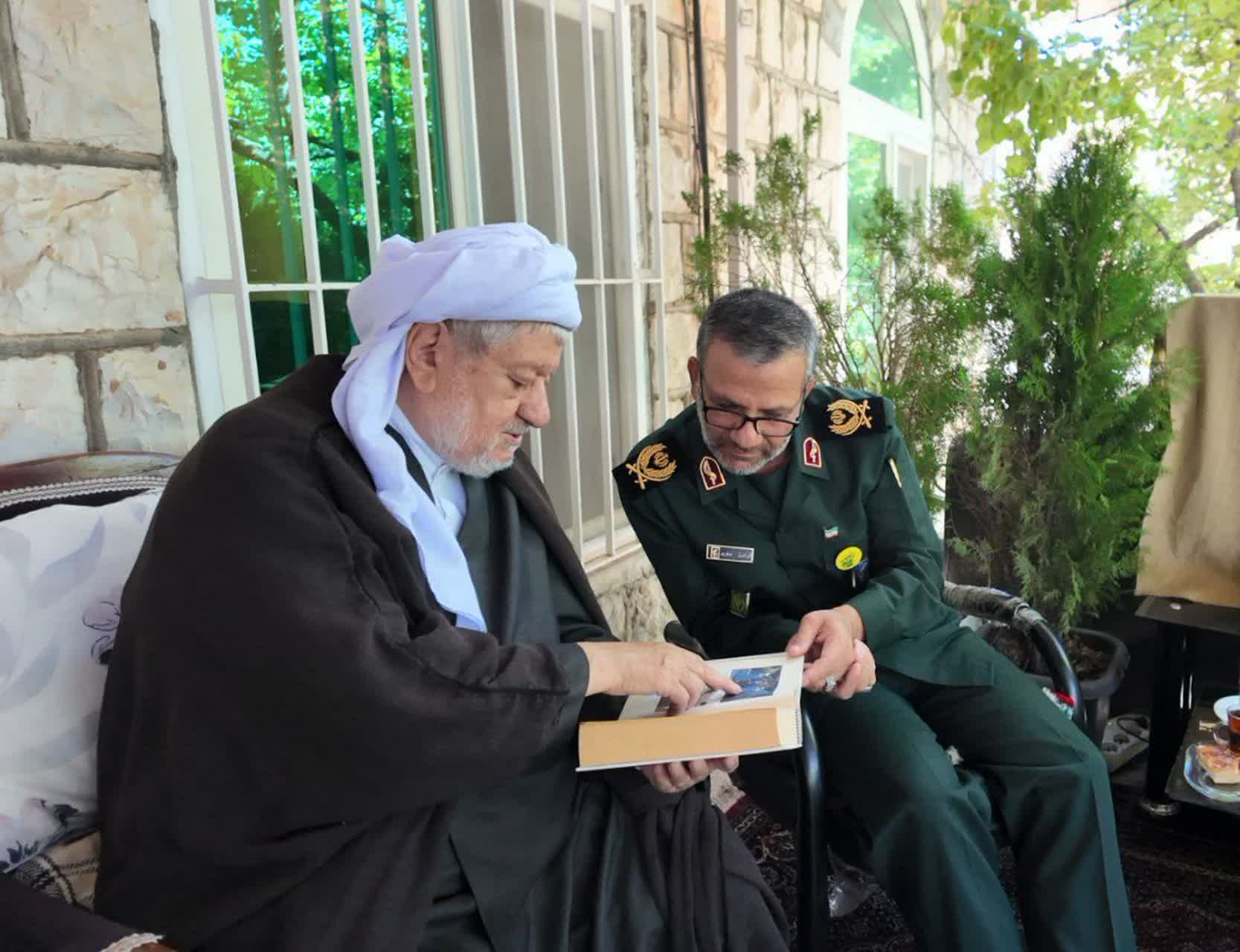 تقدیر سردار صفری از چند دهه خدمات ماموستا ملاقادر قادری در مسیر وحدت تقدیر سردار صفری از چند دهه خدمات ماموستا ملاقادر قادری در مسیر وحدت