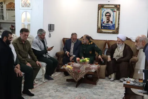 دیدار فرمانده سپاه کربلا با خانواده روحانی شهید مدافع حرم در بهنمیر