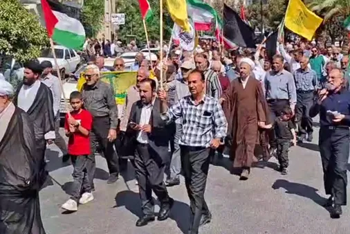 همزمان با سراسر کشور راهپیمایی بشارت نصر نمازگزاران شهرستان کازرون برگزار شد