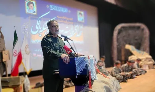 شهدا زنده اند و بر اعمال و رفتار همه ناظر خواهند بود .