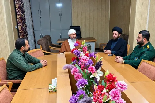دیدار فرمانده و مسئول دفتر نمایندگی ولی فقیه سپاه ثارالله خارگ با امام جمعه اهل سنت