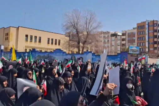 اجتماع بزرگ بانوان شهرکردی در اعلام وفاداری به آرمانهای امام شهید انقلاب و پشتیبانی از رزمندگان اسلام در انتقام از دشمنان آمریکایی صهیونیستی