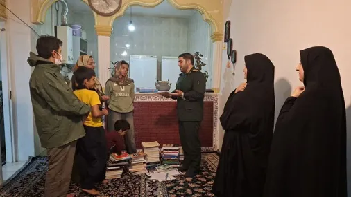 تجلیل فرمانده سپاه پاوه از مادر نمونه شهرستان
