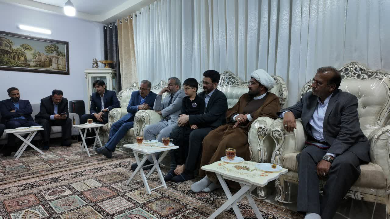 دیدار نماینده مردم زاهدان در مجلس شورای اسلامی و مدیرکل بنیاد شهید با خانواده شهدا دیدار نماینده مردم زاهدان در مجلس شورای اسلامی و مدیرکل بنیاد شهید با خانواده شهدا