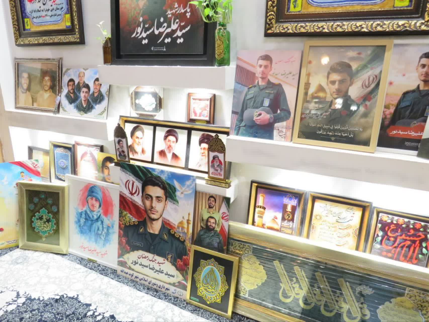 دیدار مسئول نمایندگی ولی فقیه در قرارگاه منطقه ای کربلا نیروی زمینی سپاه با خانواده شهید سید علیرضا سید نور دیدار مسئول نمایندگی ولی فقیه در قرارگاه منطقه ای کربلا نیروی زمینی سپاه با خانواده شهید سید علیرضا سید نور