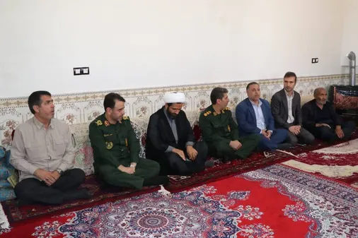 دیدار سردار سهندی فرمانده سپاه انصارالمهدی (عج) استان زنجان به همراهی جمعی از مسئولان سپاه با خانواده شهید والامقام مهدی خدابنده&zwnj;لو