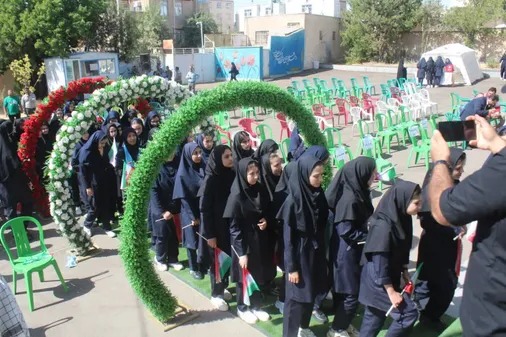 آیین نواختن زنگ مهر و مقاومت با حضور جمعی از مسئولان شهرستان ایجرود
