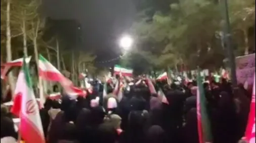 مردم کرمانشاه با پرچم ایران علیه آمریکا و اسرائیل به پا خاستند