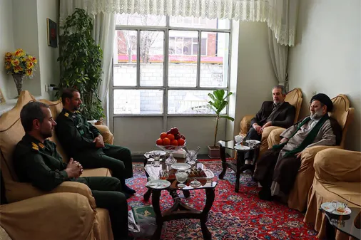 دیدار مسئول دفتر نمایندگی ولی&zwnj;فقیه در سپاه استان مرکزی با خانواده شهید سردار حسن آقایی از شهدای فراجا