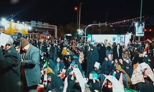 قرآن به سر گرفتن و خواندن دعای قرآن و دعای فرج و حضور پرشور مردم اصفهان در شب قدر ۲۷ ماه مبارک رمضان