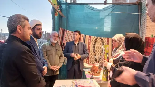 بازدید فرمانده سپاه ناحیه گیلانغرب و امام جمعه شهرستان از نمایشگاه اقتصاد مقاومتی بسیج سازندگی