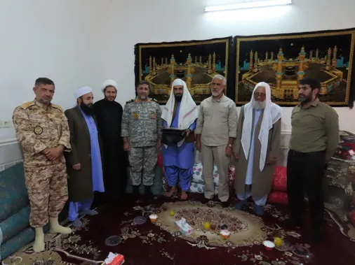 تجلیل فرماندهان قرارگاه قدس نیروی زمینی سپاه از خانواده شهید مولوی محمد انور ریگی/ تاکید بر تداوم راه وحدت و امنیت در سیستان و بلوچستان