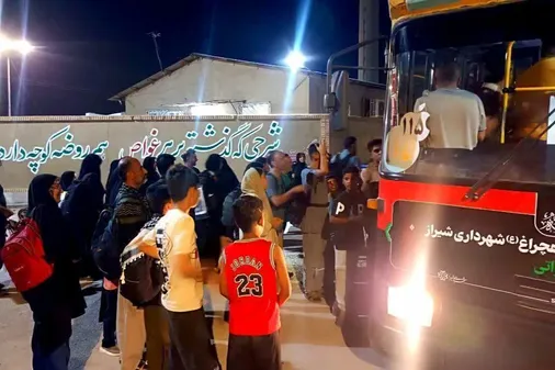 تسهیل تردد زائران اربعین در مرز شلمچه با همکاری تیپ ۳۳ المهدی (عج) نیروی زمینی سپاه و شهرداری شیراز