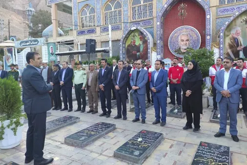 ادای احترام به مقام شامخ شهدا در آغاز هفته پدافند غیرعامل