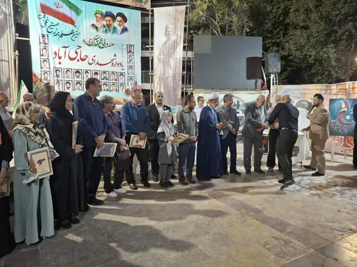 تجلیل از هنرمندان بسیجی جهت اجرای برنامه های هنری در دویست و هفتمین شب تجمعات مردمی