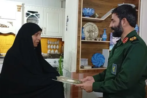 دیدار مسئول بسیج کارمندان کشور و هیئت همراه با خانواده شهید کاظمی در زاهدان