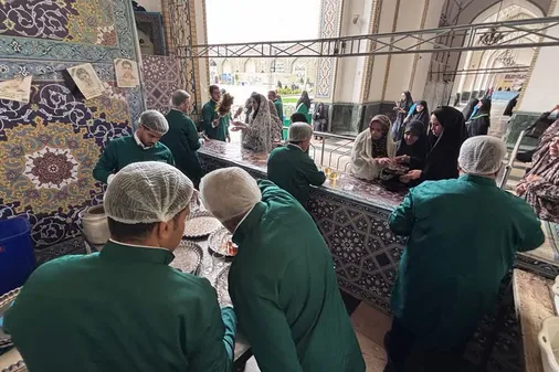 آغاز به&zwnj;کار شیف اول چایخانه حرم مطهر رضوی در صحن غدیر به همت خادمین دلسوز قرارگاه جهادی شهدای خانوک