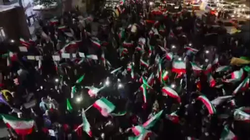 فرهنگیان قزوین در شصت و سومین شب دفاع مقدس سوم با پرچم ایران و لبیک به ندای رهبر انقلاب به خیابان آمدند