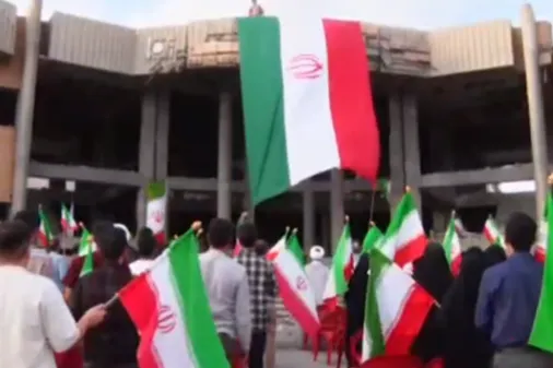 اهتزاز پرچم مقدس ایران در دانشگاه صنعتی اصفهان