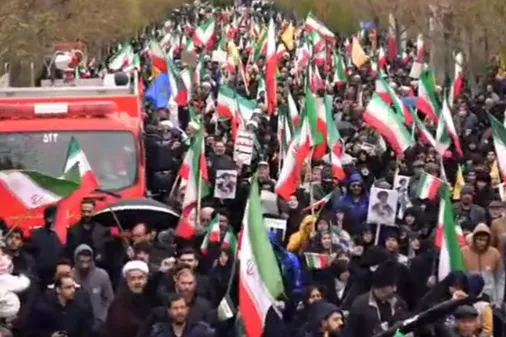 سیل خروشان و حضور تاریخ ساز مردم قم در راهپیمایی روز جهانی قدس و تشییع پیکر مطهر ۵ تن از شهدای جنگ رمضان
