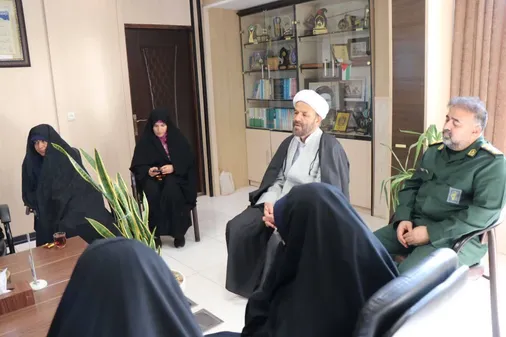 دیدار صمیمانه دانش آموزان دختر مدرسه فطرت با مسئول دفتر نمایندگی ولی&zwnj;فقیه در سپاه استان اصفهان