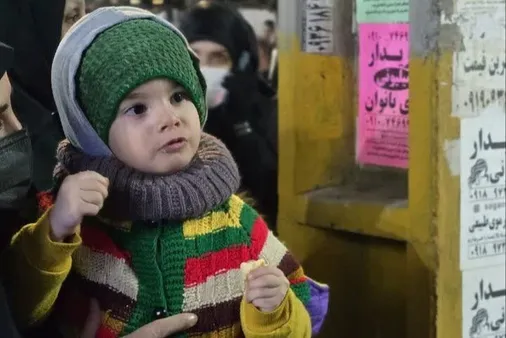 گوشه ای از حضور دهه نودی ها و چهارصدی ها، در بزرگداشت شهادت امام خامنه&zwnj;ای و اعلام انزجار از حملهٔ وحشیانه آمریکایی - صهیونیستی، در خرمدشت استان البرز