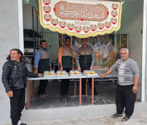 توزیع آش باران در موکب علمدار روستای چاهملک شهرستان خور و بیابانک استان اصفهان