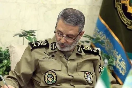 فرمانده کل ارتش دریافت نشان فتح را به سردار حاجی&zwnj;زاده تبریک گفت