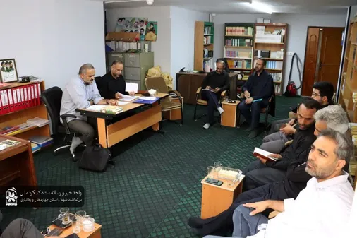 از بام ایران دیار غیرت و شهادت با شهیدان برمی&zwnj;خیزیم