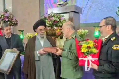 تجلیل مسئولان اصفهان از سردار فدا به نمایندگی از پاسداران و حافظان امنیت اصفهان به مناسبت روز پاسدار