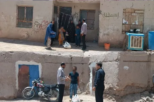 سرکشی و دلجویی مسئول بسیج سازندگی سپاه فهرج از معسرین بخش نگین کویر فهرج