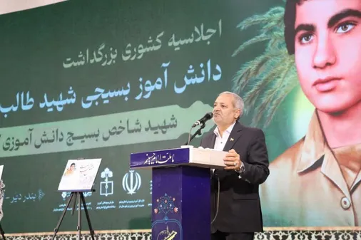 دشمن می&zwnj;خواهد دانش&zwnj;آموزان ما را بی&zwnj;هویت و بی&zwnj;اعتقاد بار بیاورد