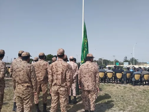 مراسم برافراشتن پرچم علوی با حضور سربازان ناحیه فردوس