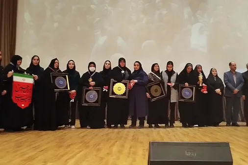 اهدای مدال افتخار قهرمانان کشوری به همسران و مادران شهدای جنگ ۱۲روزه در برنامه تکریم مادران و همسران شهدای نجف آباد اصفهان