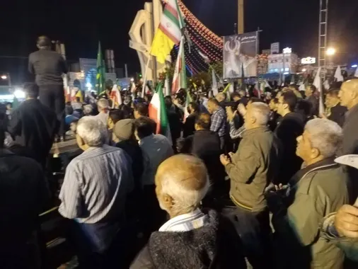 مردم کازرون در تجمع امشب میدان شهدای این شهرستان خطاب به استکبار جهانی: تو غلط می کنی