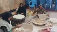 پخت نان محلی به همت گروههای جهادی سپاه ناحیه پاسارگاد برای زائران اربعین حسینی