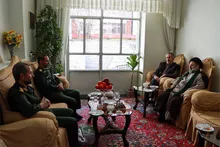 دیدار مسئول دفتر نمایندگی ولی‌فقیه در سپاه استان مرکزی با خانواده شهید سردار حسن آقایی از شهدای فراجا