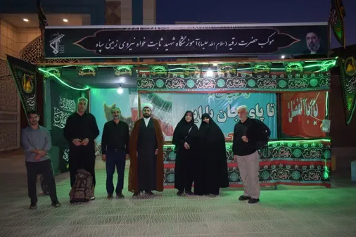 حضور خواهر شهید حسین ثابتخواه به زائران اربعین در موکب حضرت رقیه(س) نیروی زمینی سپاه