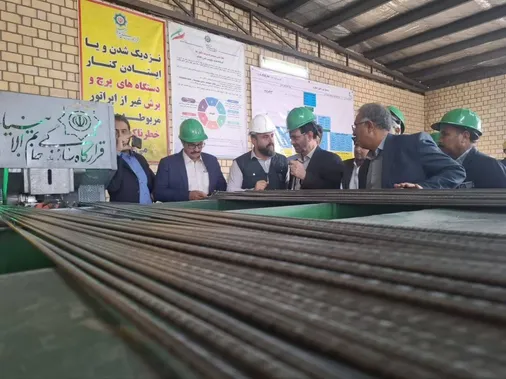 بازدید نماینده زاهدان و مسئولان شهری از کارخانه تولید تراورس بتنی زاهدان