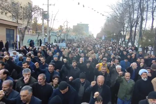 مردم ولایتمدار شهرستان شهرکرد در غم و عزای شهادت امام خامنه ای &laquo;ره&raquo;، از سویدای دل پاسخ پهلوی را اینگونه فریاد زدند