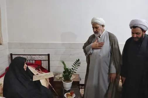 دیدار حجت الاسلام طیبی فر با خانواده شهید والامقام عباس عبدالهی&zwnj;نیا